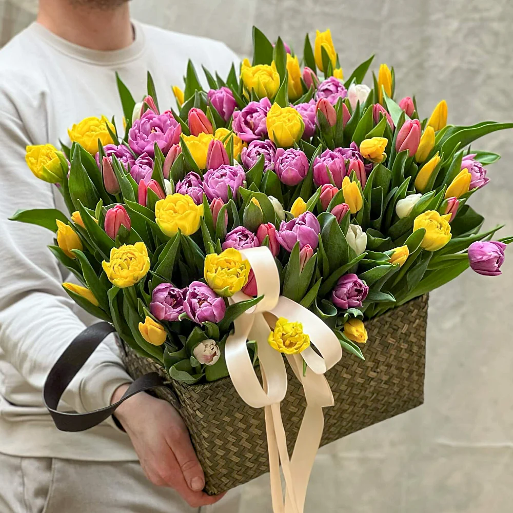 Элегантная корзина с тюльпанами